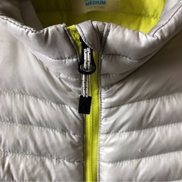 Eddie Bauer Down Filled Puffer Vest With Side Stretch Panels. - Picture 4 of 9
